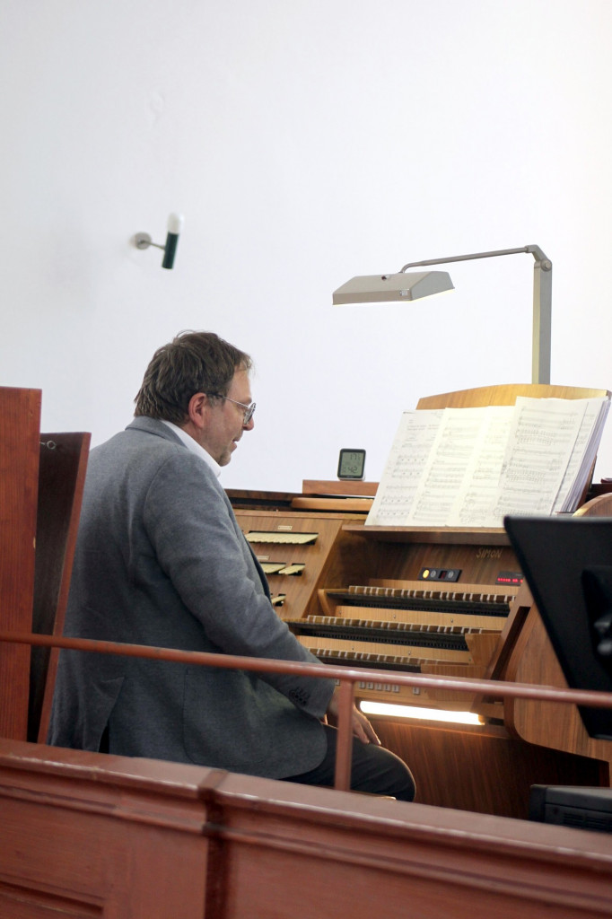 und Prof. Torsten Laux auf der Orgelempore