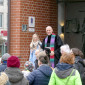 und werden von Michaela Grüner, der Leiterin des Zachäus-Nestes, und Pfarrer Johannes Knöller herzlich begrüßt