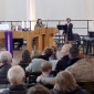 Den Einzug in die Kirche und den Gottesdienst gestaltet die PetrusBand musikalisch