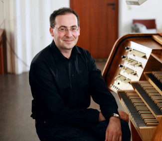KMD Oliver Scheffels an der Simon-Orgel